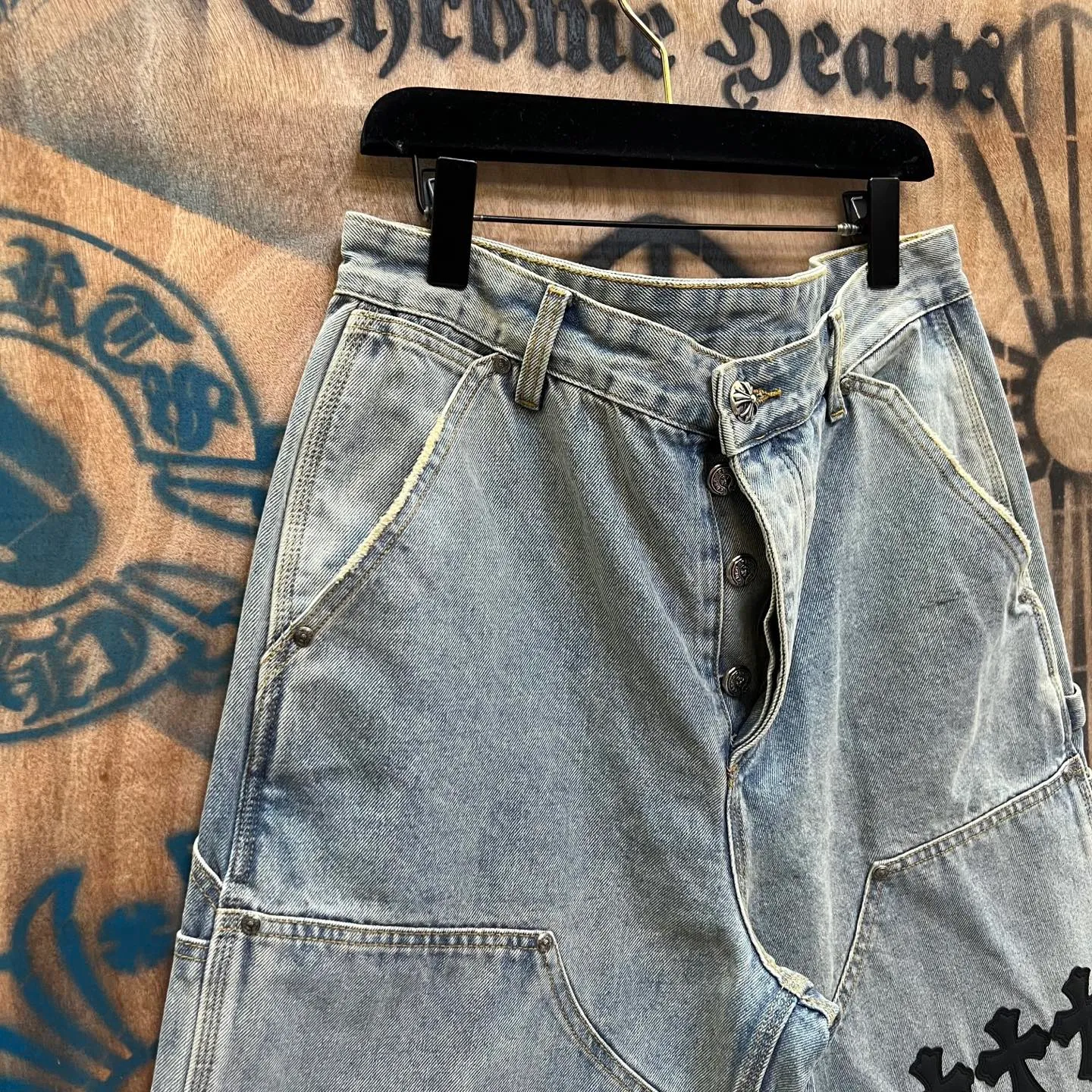 P520 chrome hearts limited series new city limited jeans Chrome Hearts city limited denim shorts vintage levis American made 501 505 517 base version remake Levis American made 501 base version imported sheepskin 925 silver remake Customers provide waist and pants length or height and weight. The studio will select the most suitable base version for you to remake. There are many people doing remakes in the market. Don’t belittle or comment. The difference is visible to the naked eye. See and compare for yourself #CHROME HEARTS Unisex style